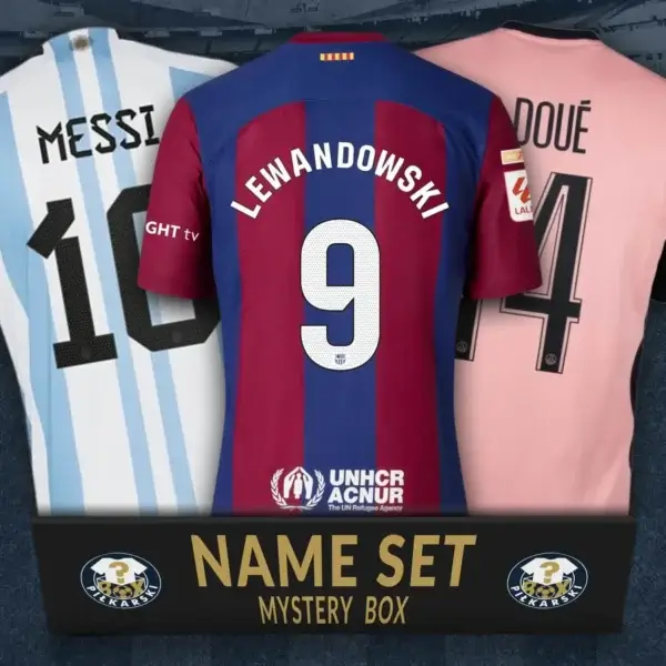 Trzy koszulki piłkarzy: Roberta Lewandowskiego z Barcelony, Doue z PSG i Messiego z Argentyny