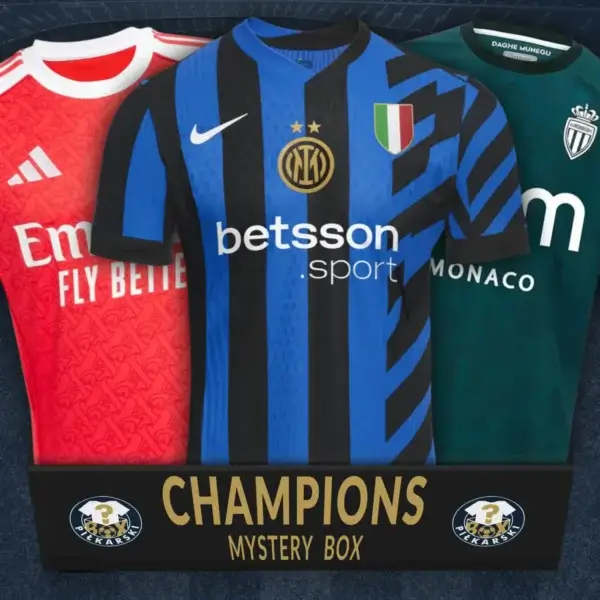 Trzy koszulki piłkarskie: koszulka Interu Mediolan w kolorze czarno-niebiskim, koszulka Arsenal w kolorze czerwonym oraz koszulka AS Monaco w kolorze ciemnozielonym