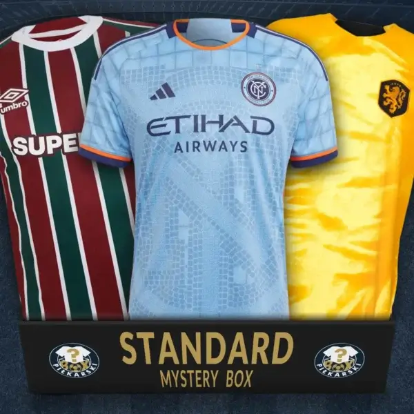 Koszulki piłkarskie Manchester City błękitna, reprezentacja Holandii pomarańczowa, Fluminense FC zielono-czerwona.