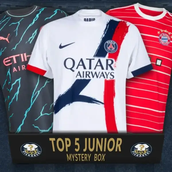 Koszulka piłkarska PSG w kolorze białym, FC Bayern Monachium czerwona i Manchesteru City koloru granatowego