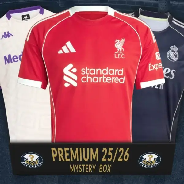 Czerwona koszulka piłkarska Liverpool, biała Fiorentina oraz granatowa Real Madryt.