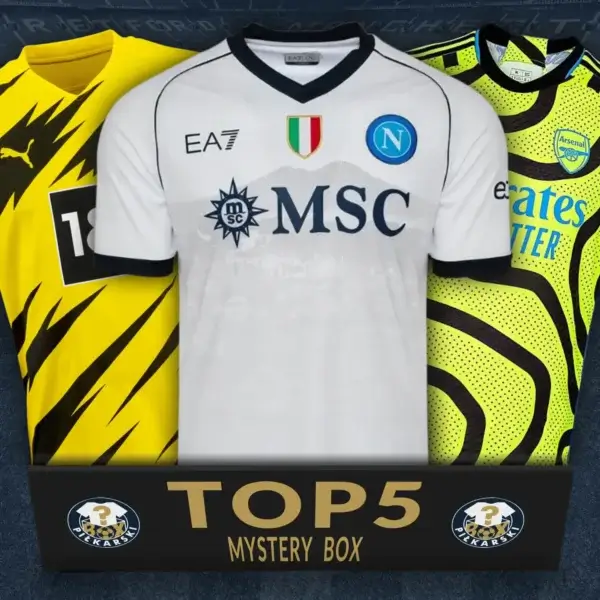 Koszulki piłkarskie: koszulka SSC Napoli w kolorze białym, koszulka Arsenalu w kolorze żółtym oraz koszulka Borussia Dortmund w kolorze żółtym z czarnymi wstawkami