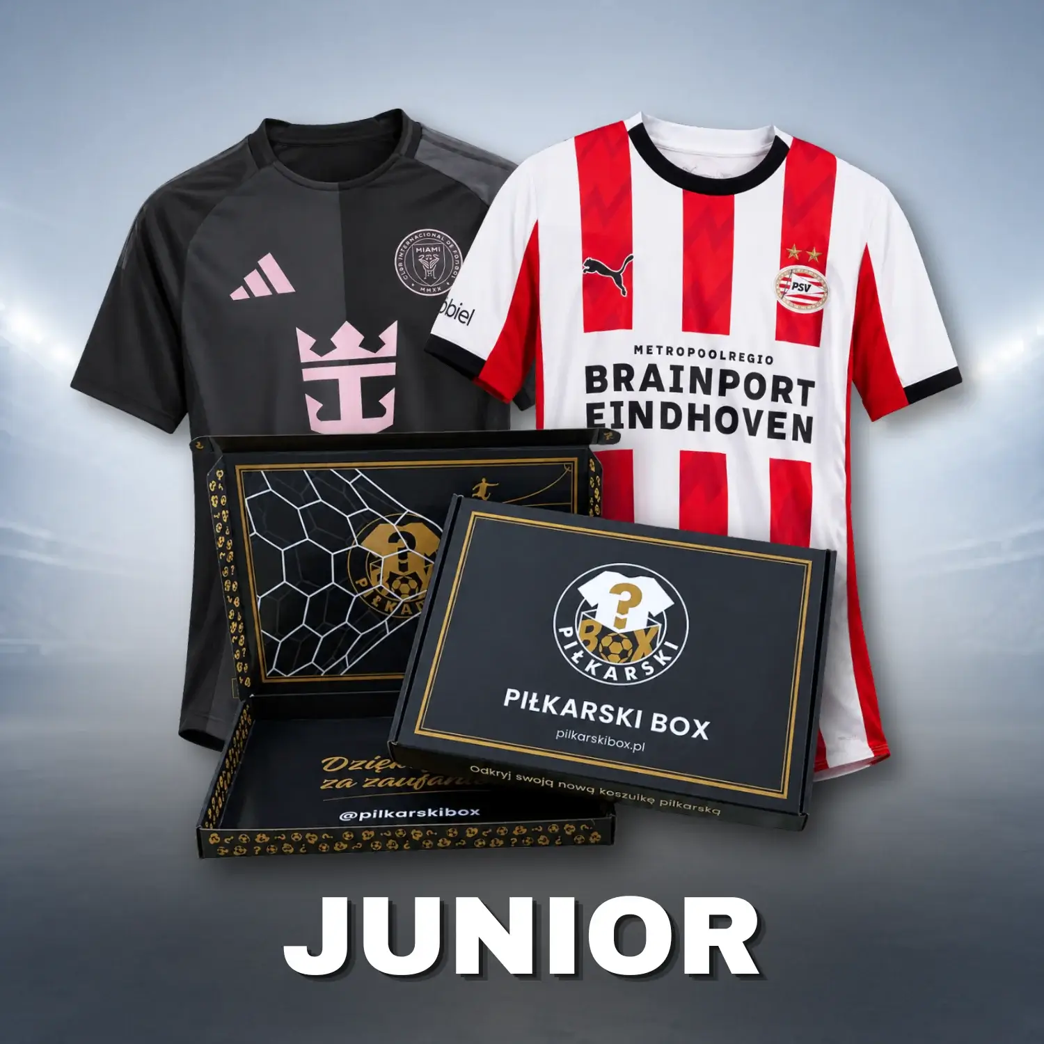 Dwie dziecięce koszulki piłkarskie: koszulka Interu Miami w kolorze czarnym z różowymi elementami oraz koszulka PSV Eindhoven w czerwono-białe pionowe pasy.